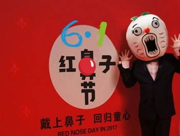 西班牙游客在济南民间跤场“切磋”